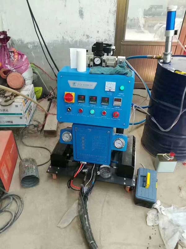 聚氨酯浮球 用Q2600D聚氨酯发泡机填充浇注(图2) 聚氨酯浮球 用Q2600D聚氨酯发泡机