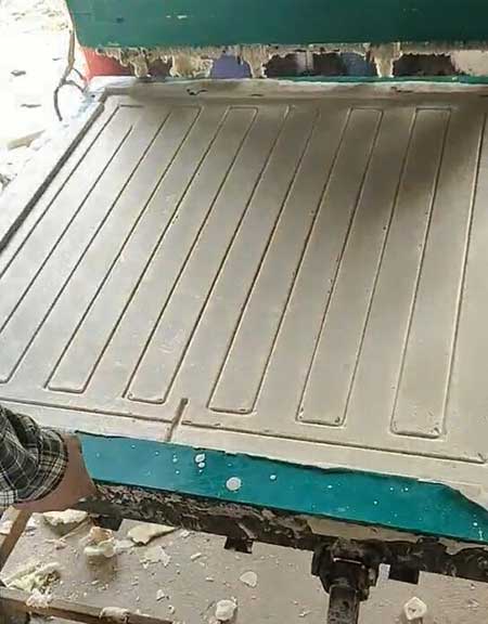 发泡地砖模具填充 聚氨酯发泡设备(图2) 硬质发泡地砖成型案例